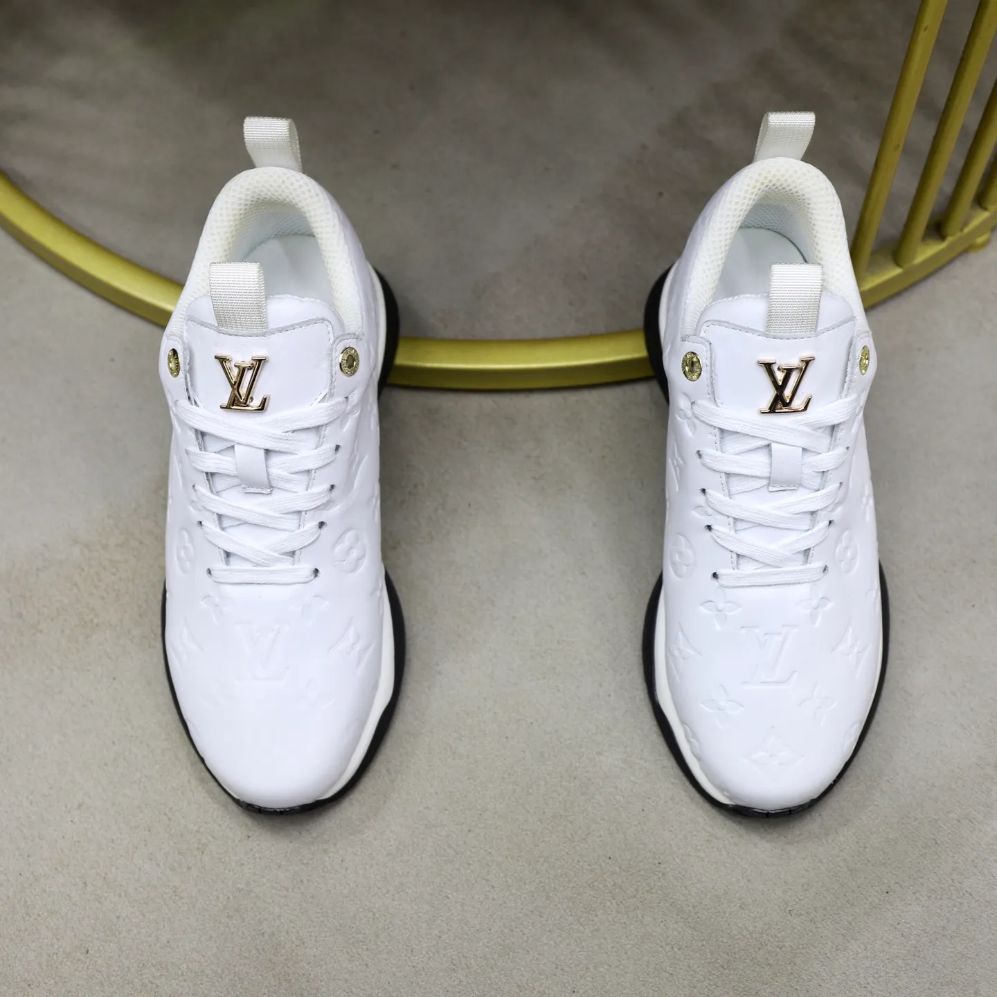 Factory price: 520💰【LV】Louis Vuitton is a high-end brand of men's shoes, new models on the market, top luxury brand, the latest fashionable casual men's shoes, trendy and versatile style, relaxed and sporty style, calfskin upper and ultra-fine workmanship. The original personalized fashionable rubber wear-resistant outsole is light and comfortable on the foot. Code number: 39-44 (45, 46 customized)